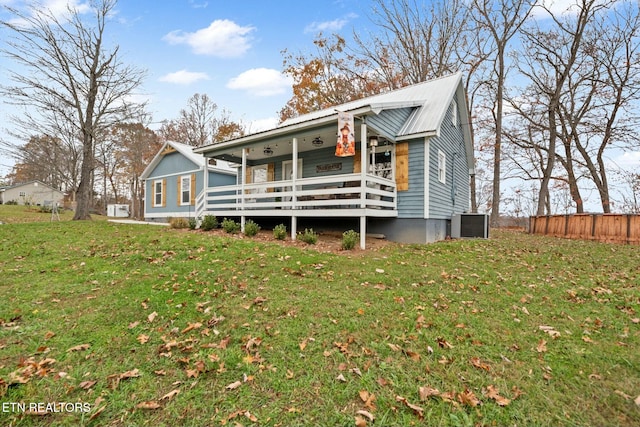 view of front facade with a front lawn