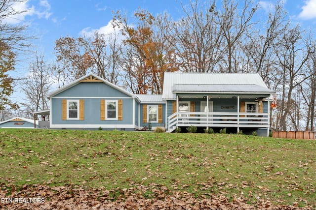 view of front of house with a front lawn