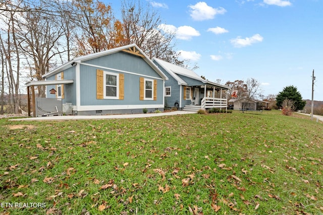 view of front of house with a front lawn