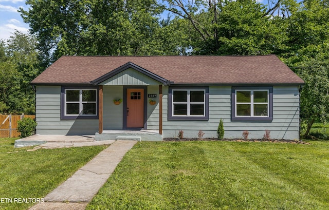 view of front of home featuring covered porch and a front lawn