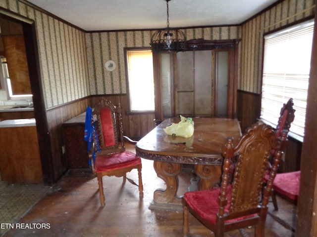 dining area featuring sink, hardwood / wood-style floors, and a notable chandelier