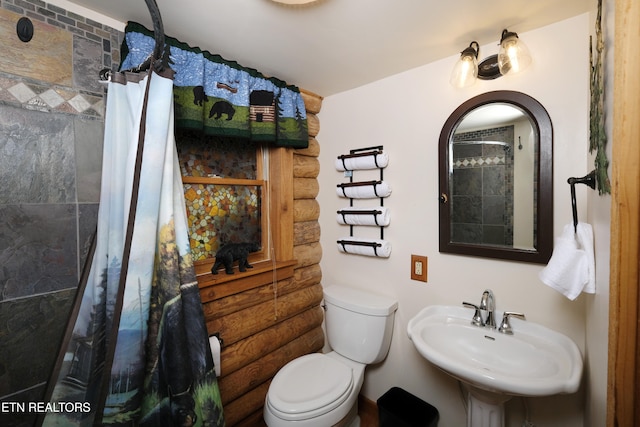 bathroom with a shower with curtain, toilet, and sink