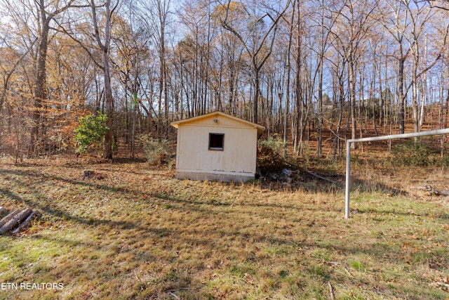 view of yard with a shed