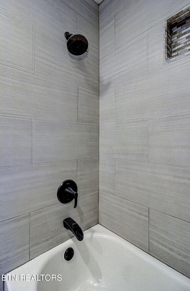 bathroom featuring tiled shower / bath combo