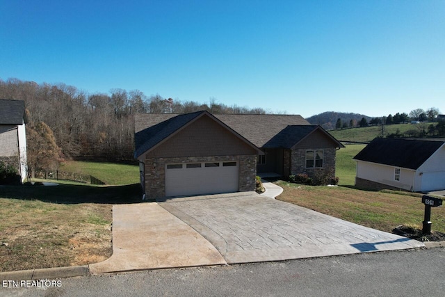 view of front facade featuring a garage and a front yard