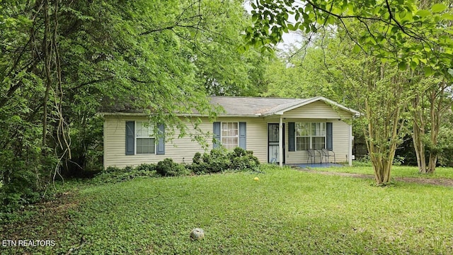 ranch-style home featuring a front lawn