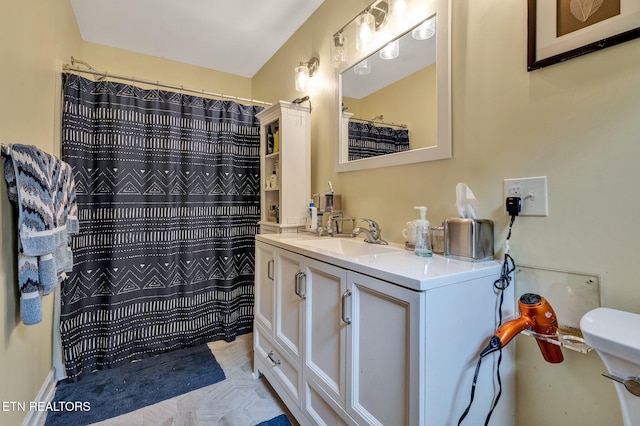 bathroom featuring a shower with shower curtain and vanity