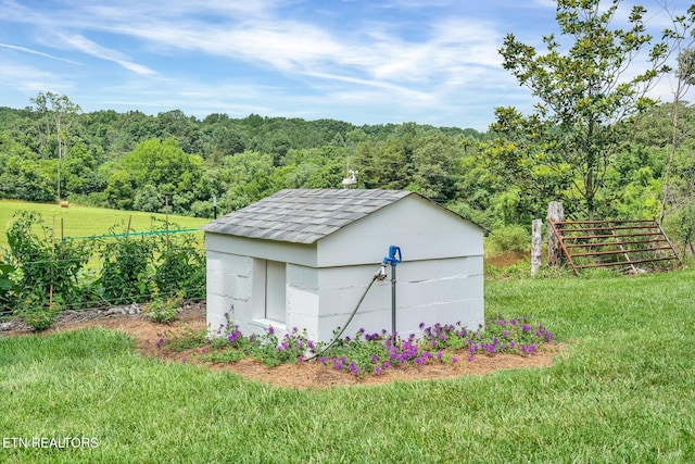 view of outdoor structure featuring a yard