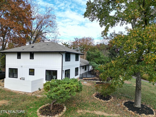 view of side of property featuring a yard