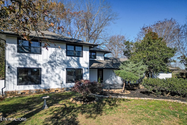 view of front facade with a front lawn