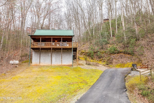 view of outdoor structure featuring a yard