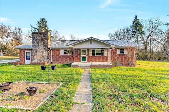 ranch-style home featuring a front lawn