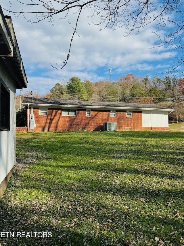 view of yard with central AC unit