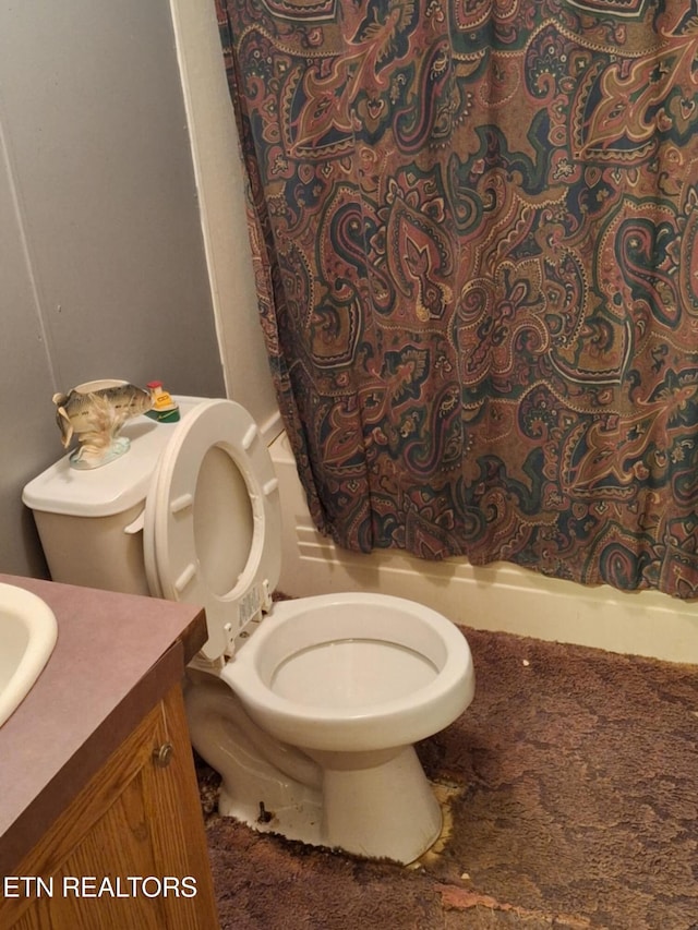 bathroom with a shower with curtain, vanity, and toilet