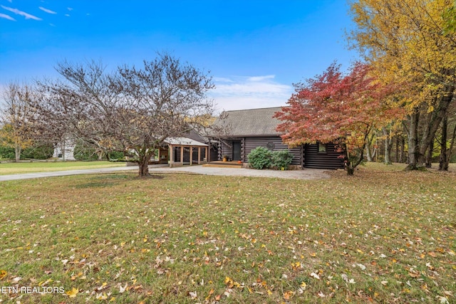 log home featuring a front yard