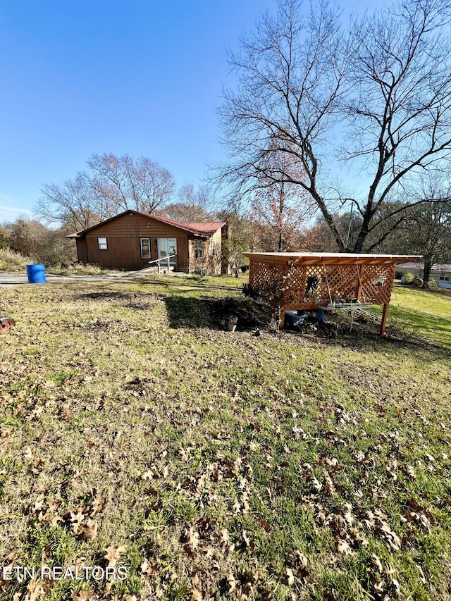 view of yard featuring an outdoor structure