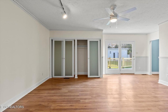 unfurnished bedroom with ceiling fan, light hardwood / wood-style floors, a textured ceiling, and a closet