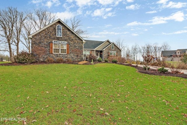 view of front property featuring a front lawn