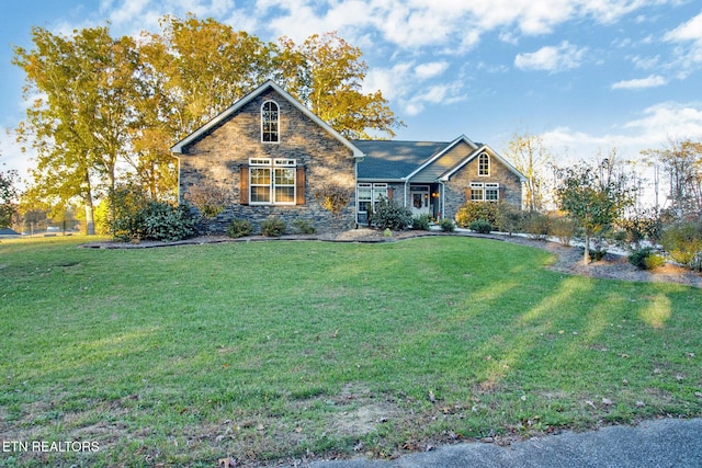 view of front of house featuring a front lawn