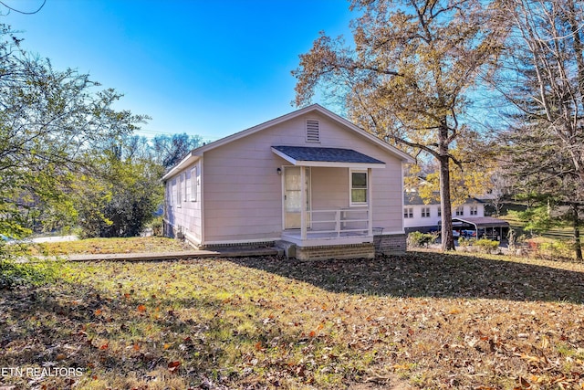 exterior space featuring a front yard