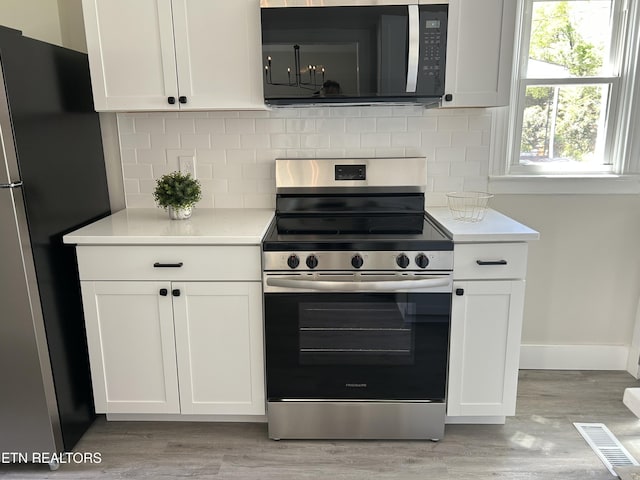 kitchen with visible vents, light countertops, appliances with stainless steel finishes, and baseboards