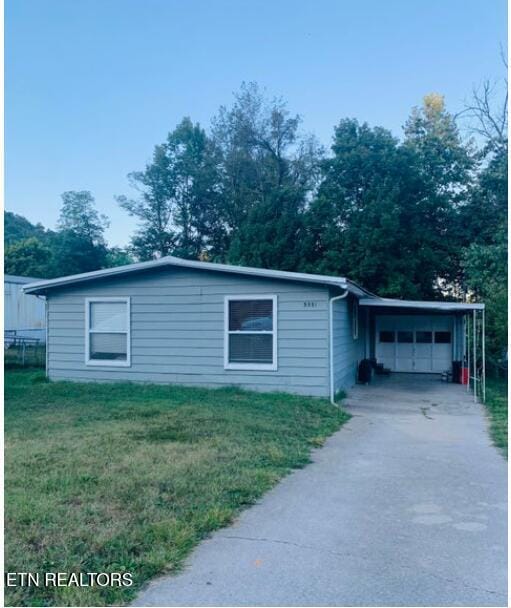 view of front of home featuring a front yard and a garage