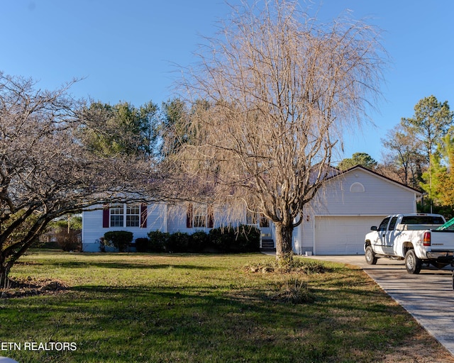 view of front facade featuring a garage and a front yard