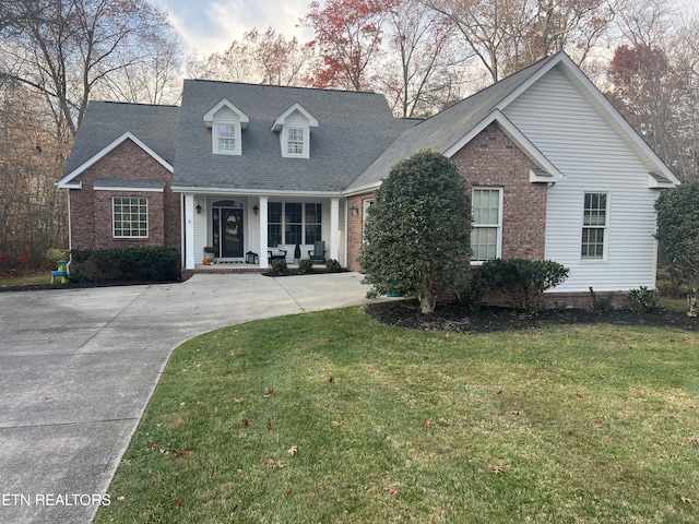 view of front facade featuring a front yard