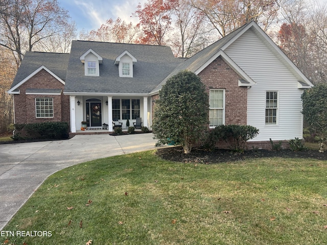 view of front of home featuring a front yard