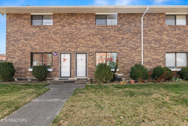 view of front of house featuring a front lawn