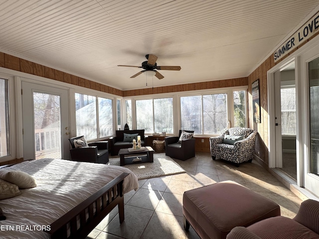 sunroom with ceiling fan