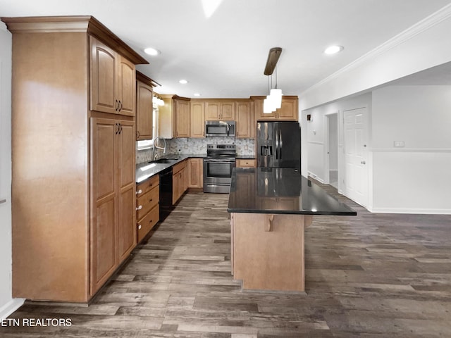 kitchen featuring sink, dark wood-type flooring, stainless steel appliances, a breakfast bar, and a kitchen island