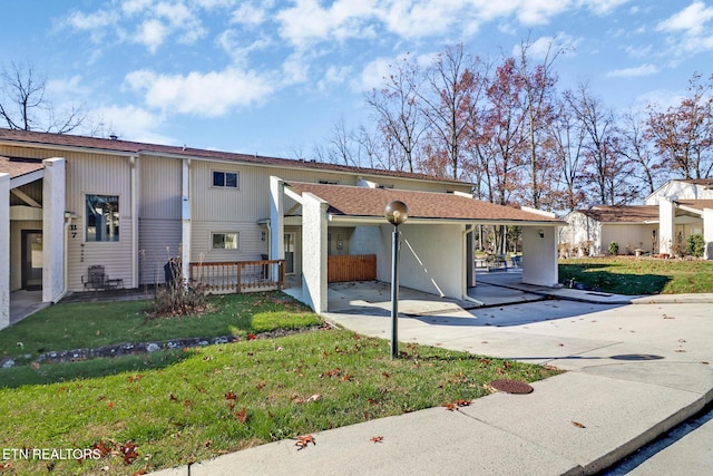 view of front of home featuring a carport and a front yard