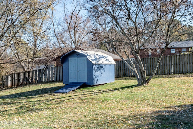 view of yard featuring a shed