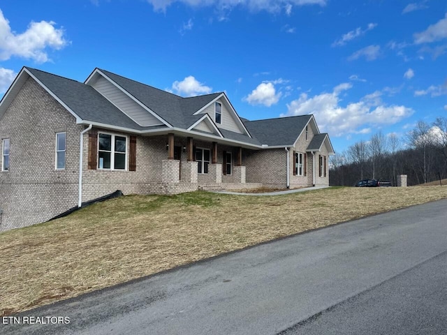 view of front facade with a front yard