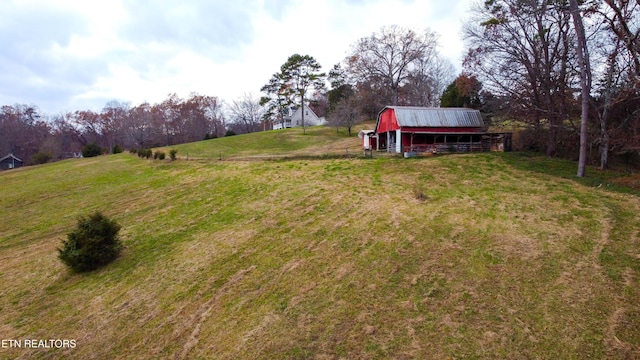 view of yard featuring an outdoor structure and a barn