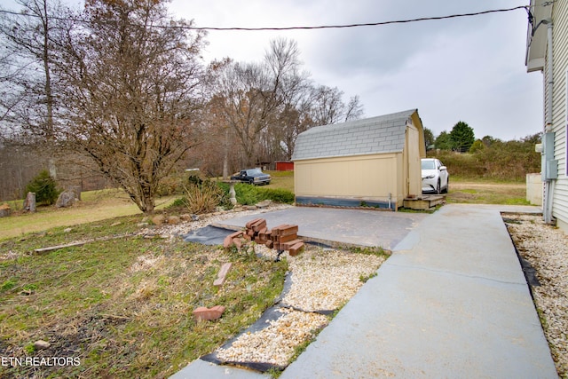 view of yard with a shed and an outdoor structure