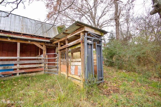 view of outdoor structure featuring an outbuilding