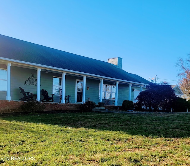 view of front facade featuring a porch and a front yard