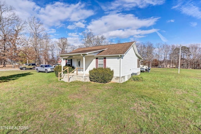 view of front of property featuring covered porch and a front yard