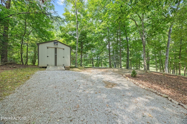 view of yard featuring a storage unit