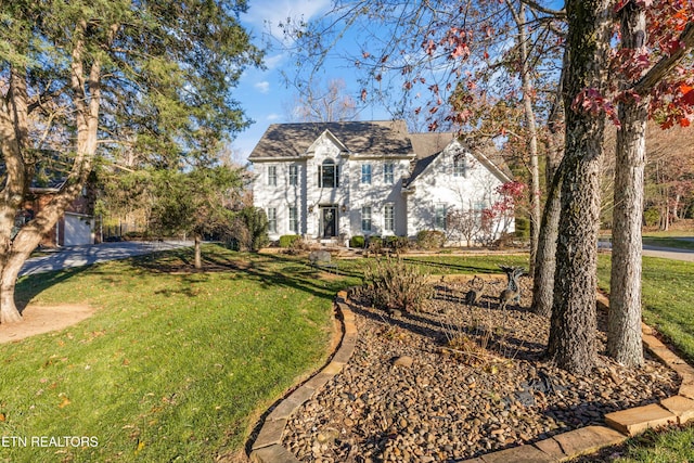 view of front of property featuring a front yard