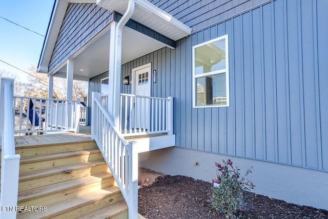 doorway to property with covered porch