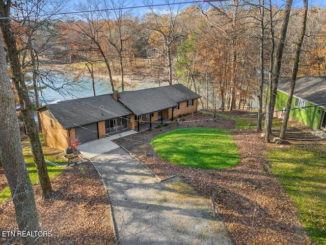 view of front of property featuring a front yard and a garage