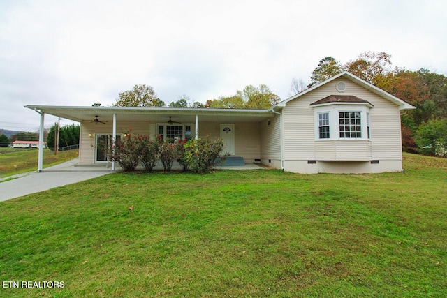 ranch-style home featuring a front lawn and a carport