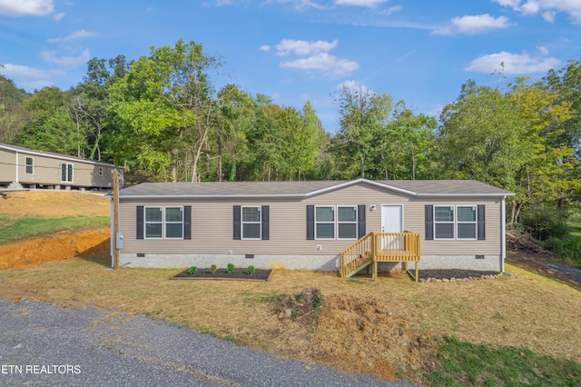 manufactured / mobile home featuring a front lawn