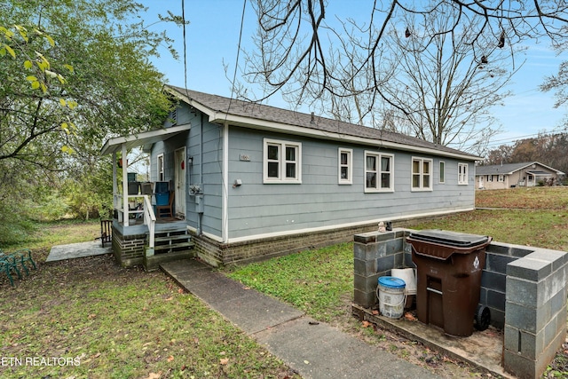 view of side of property featuring a lawn