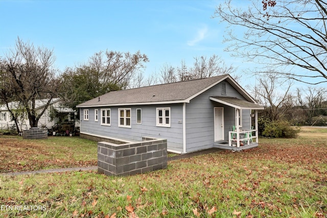 back of house featuring a lawn