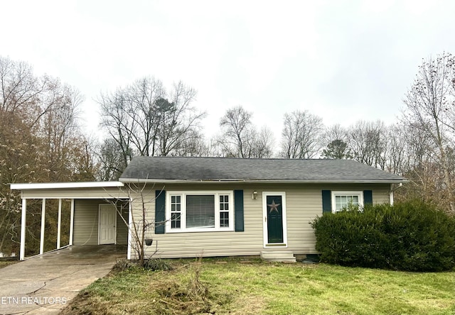 view of front of home featuring a front lawn and a carport