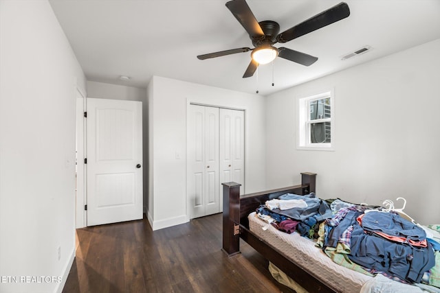 bedroom featuring ceiling fan, dark wood-type flooring, and a closet